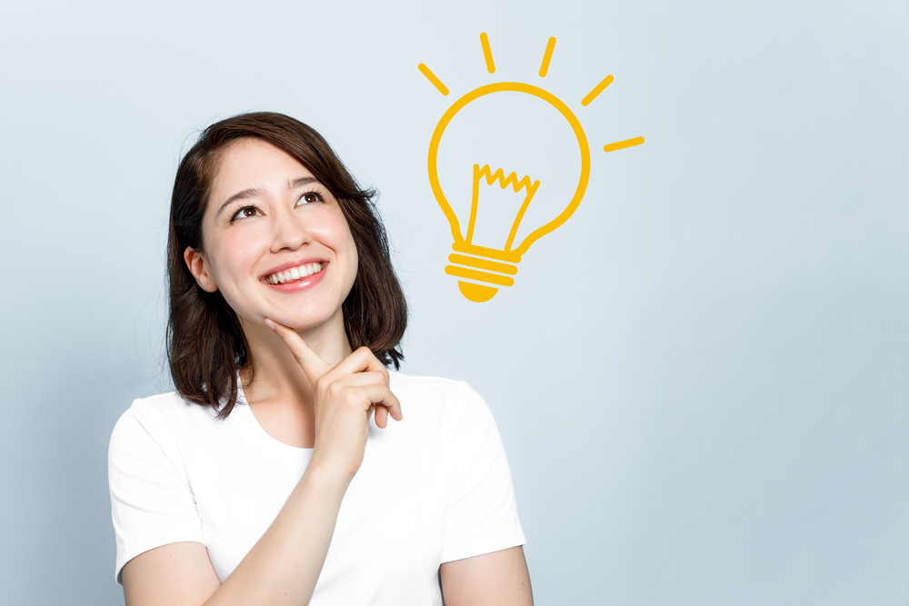 電球のアイデアを思いつく女性